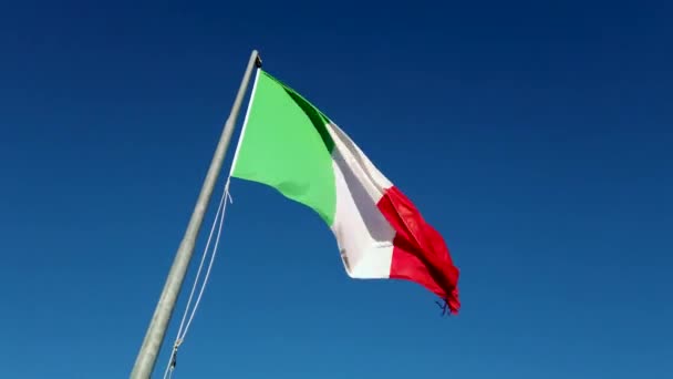 Olasz Zászló Rúdon Hullámzik Tiszta Kék Felett — Stock videók
