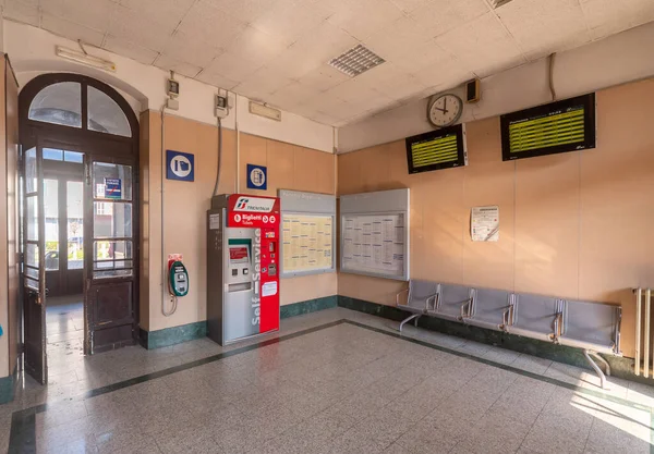Savigliano Cuneo Italy March 2023 Waiting Room Automatic Trenitalia Ticket — Stock Photo, Image