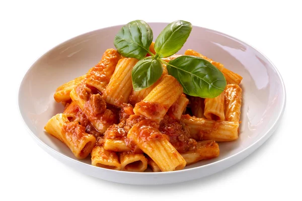 Macaroni Rigatoni Met Tomatensaus Vlees Witte Schaal Met Basilicum Bladeren — Stockfoto