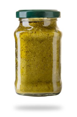 Cam kavanozda Ceneviz Pesto 'su, tipik bir fesleğen sosu, çam fıstığı, zeytinyağı ve parmesan peyniri. Kırpma yolu dahil olmak üzere beyazda izole