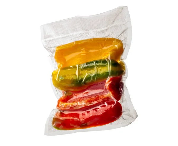 真空密封包装中的黄色 红色和绿色辣椒片 用于在白色上分离的带剪切面的生菜 — 图库照片
