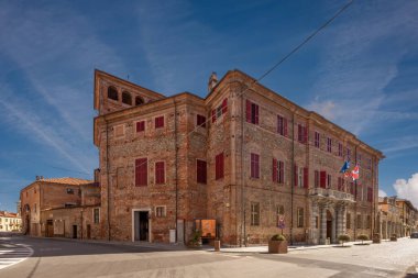 Costigliole Saluzzo, Cuneo, İtalya - 27 Mart 2023: Giriodi Sarayı (18 sent) Belediye binasının binası. Mimar B 'nin barok binası. A. Vittone, Vittorio Veneto aracılığıyla.  