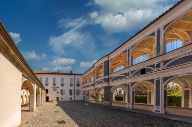 Costigliole Saluzzo, Cuneo, İtalya - 27 Mart 2023: Sarriod de La Tour sarayı Vittorio Veneto caddesinde çok amaçlı belediye binasını yeniledi