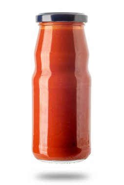 Cam şişedeki domates sosu beyaza izole edilmiş ve kırpma yolu da dahil.