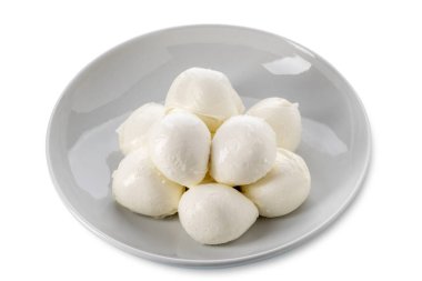 Bufalo mozzarella peyniri, beyaz tabakta mozzarella topları kesme yolu ile beyaza izole edilmiş.