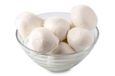Bufalo mozzarella peyniri, cam kasede mozzarella topları. Kırpma yolu ile beyaza izole edilmiş.