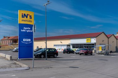 Sommariva Bosco, Cuneo, İtalya - 05 Nisan 2023: INS Mercato süpermarketinin mavi gökyüzünde üzerinde totem logosu bulunan dış görünümü, INS Mercato Pam S.P.A. Group 'un indirim mağazasıdır..