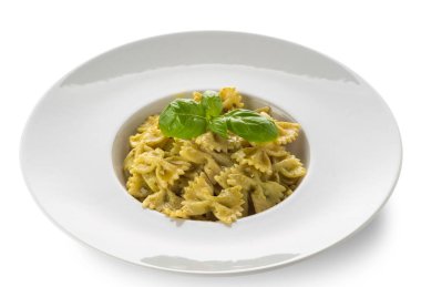 Pesto soslu Farfalle makarna (papyon şekli), tipik bir Ceneviz fesleğen sosu, çam fıstığı, zeytinyağı ve parmesan peyniri.
