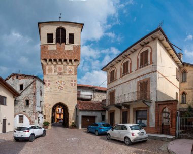 Margarita, Cuneo, Piedmont, İtalya - 07 Nisan 2023: Ghibelline tarzı sivil kuleye sahip tarihi merkez (13 cent). Ricetto Kapısı, Getto, 