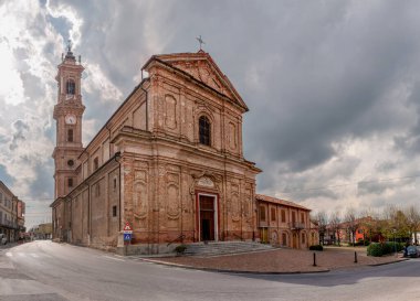 Margarita, Cuneo, Piedmont, İtalya - 07 Nisan 2023: Santa Margherita e Giovanni kilise Barok tarzında (18 sent. ), mimar Francesco Gallo.