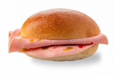 Sosisli sandviç, pastırma dilimleri ile doldurulmuş ekmek beyaza izole edilmiş kırpma yolu ile.