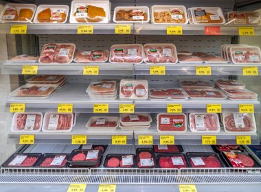 Torino, İtalya - 27 Nisan 2023: İtalyan süpermarketinde satılık taze paketlenmiş etle soğutulmuş raf, vakumlu et paketleri, domuz eti ve fiyat etiketli kümes hayvanları
