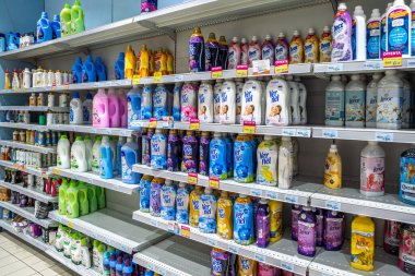 Torino, İtalya - 05 Mayıs 2023: İtalyan süpermarketlerinde çeşitli markaların çamaşır makinesi kumaş yumuşatıcı paketleri