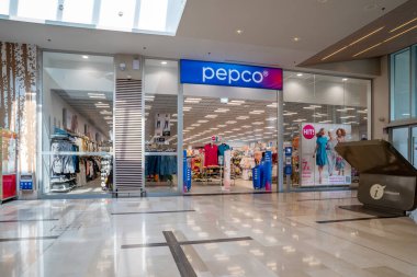 Carmagnola, Torino, Italia - 05 maggio 2023: İtalyan Conte Di Carmagnola alışveriş merkezindeki Pepco mağazası. Pepco Group, tüm aile ve ev ürünleri için düşük fiyata önemli bir giyim mağaza zinciri.