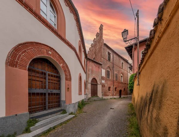 Pinerolo, Torino, Piedmont, İtalya - 29 Nisan 2023: Acaja veya Yeni Kale Prenslerinin Sarayı (14. yüzyıl) kaleye giden yol