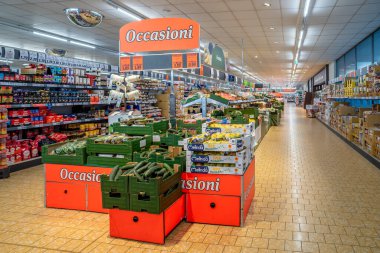 Fossano, İtalya - 11 Mayıs 2023: LIDL indirim mağazası içi koridorlar ve raflar dolusu meyve ve sebzelerle birlikte satışa sunuldu. LIDL büyük bir Alman süpermarket zinciri..