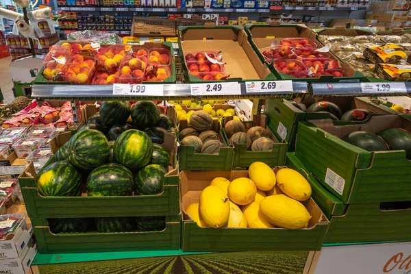 Itália Maio 2023 Frutas Melões Melancias Pêssego Caixas Papelão Verde — Fotografia de Stock