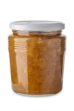 Cam kavanozdaki Bektaşi üzümü reçeli beyaza izole edilmiş ve kırpma yolu dahil