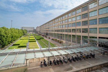 Torino, İtalya - 22 Mayıs 2023: Lingotto Fuar Kompleksi. Kongre ve iş merkezlerinin evi. 1900 'lerin ilk yarısında FIAT' ın otomobil fabrikasıydı..