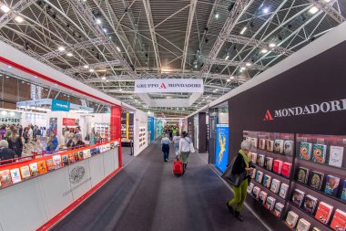 Torino, İtalya - 22 Mayıs 2023: Lingotto Fuarı 'ndaki Torino Uluslararası Kitap Fuarı koridorunda Mondadori ve Einaudi yayınevinin sergi kabinleri