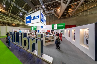 Torino, İtalya - 22 Mayıs 2023: RAI Libri sergi standı 35. Turin Uluslararası Kitap Fuarı. Rai Libri, RAI Radio Televisione Italiana devlet radyosu ve televizyonunu yayınlıyor. 