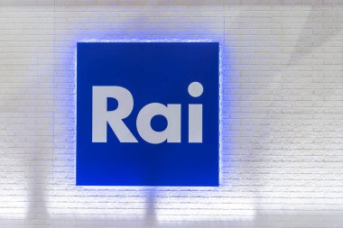 Torino, İtalya - 22 Mayıs 2023: Beyaz tuğla duvarda RAI Radio Televisione Italiana logosu. RAI İtalya 'nın yayın şirketi