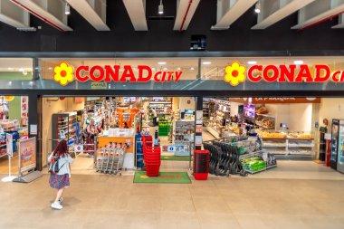 Torino, İtalya - 22 Mayıs 2023: CONAD City store in Torino Lingotto Alışveriş Merkezi, Conad (Ulusal Perakende Konsorsiyumu), İtalya 'nın ilk büyük ölçekli dağıtım grubu.