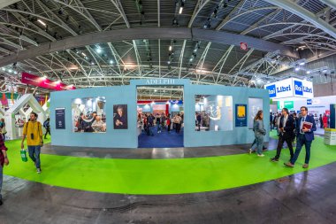 Torino, İtalya - 22 Mayıs 2023: Büyük bir İtalyan yayınevi olan Adelphi Edizioni 'nin standı, 35. Torino Uluslararası Kitap Fuarı' ndaki pavyonda..