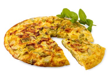 Kabaklı omlet, nane yaprağı, dilimlenmiş omlet, kırpma yolu dahil beyaza izole edilmiş. 