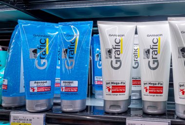 İtalya - 25 Mayıs 2023: Grafic Garnier saç sabitleyici jel İtalyan süpermarketinde satılmak üzere plastik tüplerde paketlendi, Garnier Fransız kozmetik markasıdır. Saç ürünü.