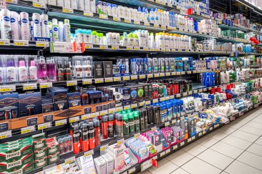 İtalya - 25 Mayıs 2023: İtalyan süpermarket koridorundaki raflarda güzellik ve kozmetik ürünleri. Satılık erkek sakalı ürünleri, deodorant spreyleri ve tüy dökücü ürünler.