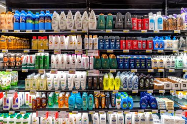 İtalya - 25 Mayıs 2023: farklı marka şampuan ve duş köpüğü paketleri İtalyan süpermarket raflarında satışa sunuldu. Süpermarkette kozmetik ve vücut bakım ürünleri