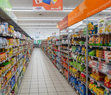 İtalya - 25 Mayıs 2023: glütensiz ve proteinsiz gıda ürünleri ve diğer ürünler İtalyan süpermarket koridorlarında raflarda satılıyor. Tex: senza glutine (glütensiz), prodotti proteici (protein ürünleri)