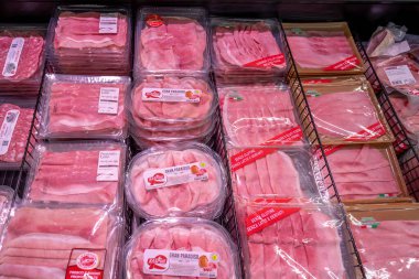 İtalya - 25 Mayıs 2023: Dilimlenmiş jambon, açık plastik tepsilerde satılığa çıkarıldı.