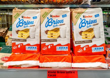 İtalya - 21 Mayıs 2023: Ferrero Kinder Brioss sütü ve İtalyan sütlü kakao, geri dönüşümlü kağıt paketler İtalyan mağazalarında satışa sunuldu