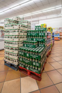Fossano, İtalya - 21 Mayıs 2023: PAM grubunun INS indirim mağazalarında satılık paletlerin üzerindeki karton kutularda bira kutuları