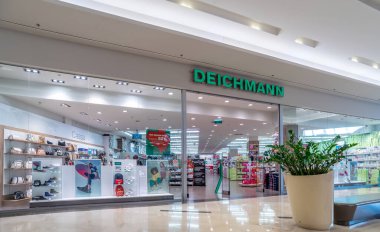 Carmagnola, İtalya - Maggio 05, 2023: Deichmann SE mağazası İtalya 'daki Conte Di Carmagnola alışveriş merkezinde, Deichmann Avrupa' nın en büyük ayakkabı ve spor giyim mağazası.