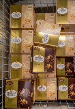 İtalya - 31 Mayıs 2023: Ferrero Rocher dondurması koyu ve beyaz aromalı dondurmalar İtalyan süpermarketinde satılmak üzere soğutulmuş tezgahta.