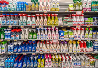 İtalya - 22 Haziran 2023: İtalyan bir süpermarkette satılmak üzere çeşitli marka ve tiplerdeki plastik sprey şişelerde yağcılar ve ev temizleyicileri