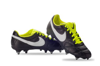 İtalya - 23 Haziran 2023: NIKE Premiere II SG-PRO AC futbol botları, yeşil bağcıklı siyah ve beyaz logolu Nike futbol ayakkabıları