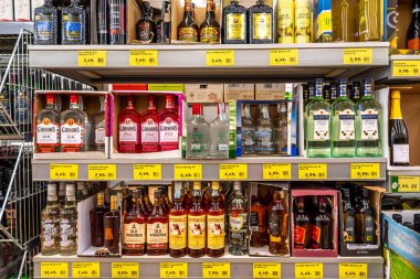İtalya - Haziran 15, 2023: Viski, schoth viski, cin ve rom şişeleri indirimli fiyatlarla İtalyan mağazalarında satılık karton kutularda satılıyor.
