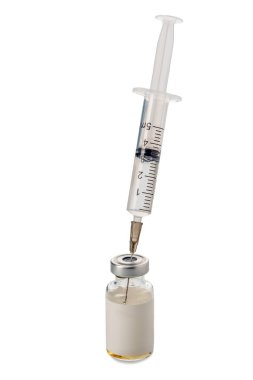 Tek kullanımlık plastik şırınga. Cam şişeden 5 ml uyuşturucu aspirasyonu iğnesi. Kırpma yolu ile beyaza izole edilmiş.