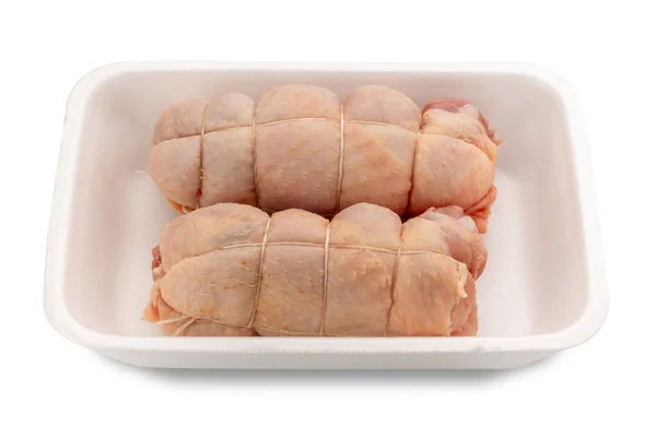 Çiğ Tavuk Ruloları Plastik Tepside Beyaza Izole Edilmiş Kırpılmış — Stok fotoğraf
