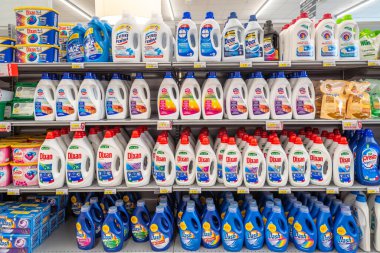 İtalya - 06 Temmuz 2023: Bir İtalyan süpermarketinde farklı marka ve plastik şişelerde çamaşır makinesi deterjanları satışa sunuldu