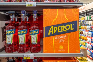 İtalya - 10 Temmuz 2023: Aperol şişeleri ve kutu İtalyan süpermarketinde satışa sunuldu. Aperol İtalyan aperatif likörü spritz kokteylleri yapmak için. 