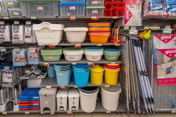 意大利 2023年7月10日 意大利超市货架上出售的彩色水桶 塑料盒 塑料布线和浴室配件 — 图库照片