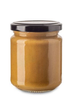 Cam kavanozdaki hardal sosu beyaza izole edilmiş ve kırpma yolu dahil.