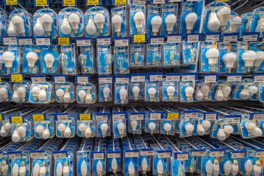 İtalya - 12 Temmuz 2023: İtalyan süpermarketinde satılık çeşitli tip ve şekillerde LED ampuller