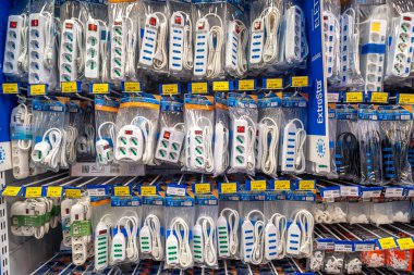 İtalya - 12 Temmuz 2023: İtalyan süpermarket raflarında satılığa çıkarılan elektrik şeridi ve çeşitli elektrik ekipmanları