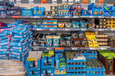 İtalya - 12 Temmuz 2023: Çeşitli türde köpek ve kedi maması ve markalar İtalyan süpermarket raflarında satışa sunuldu